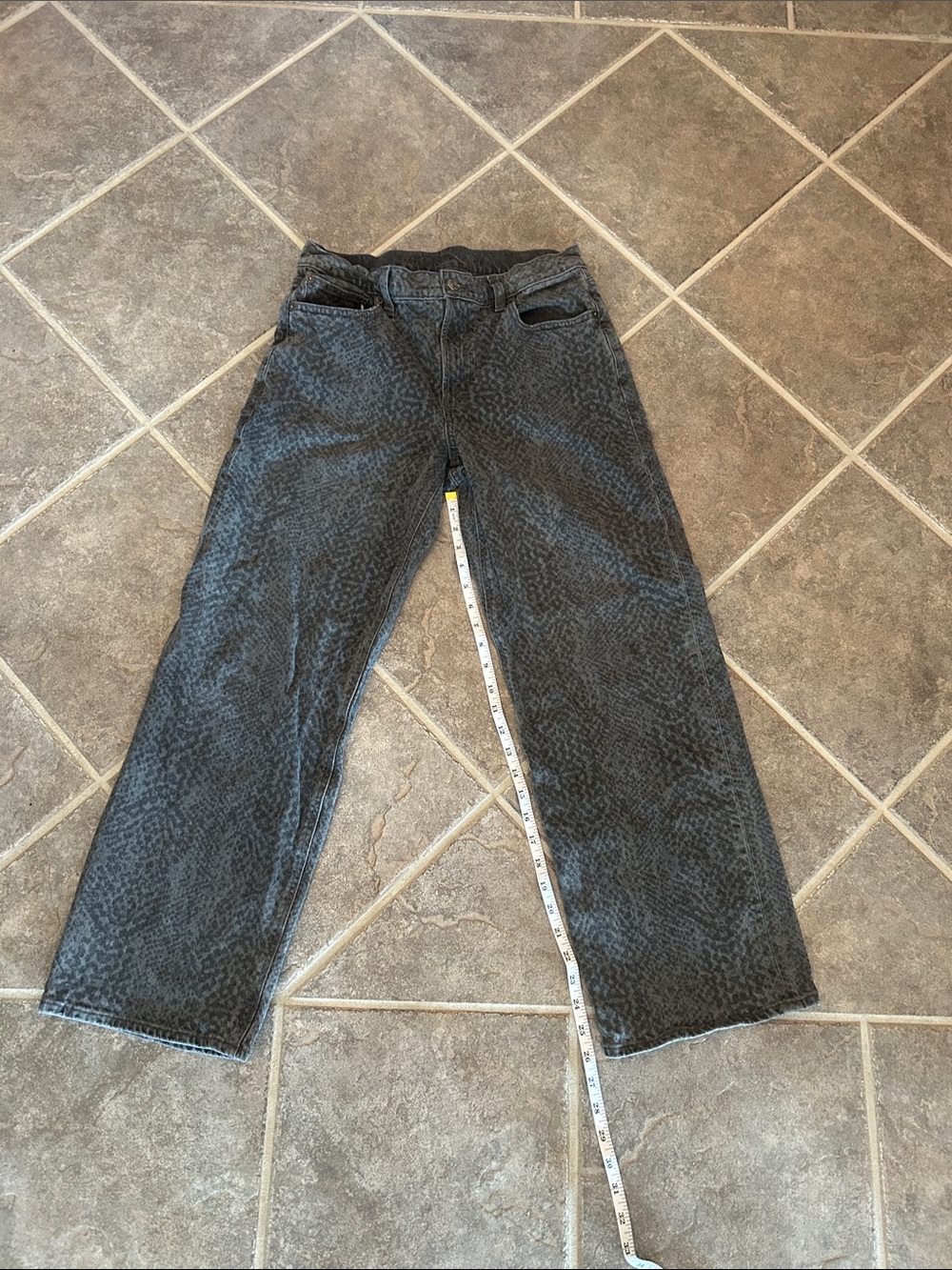 American Eagle Outfitters women’s Black Acid-Wash Pattern Jeans size 6
